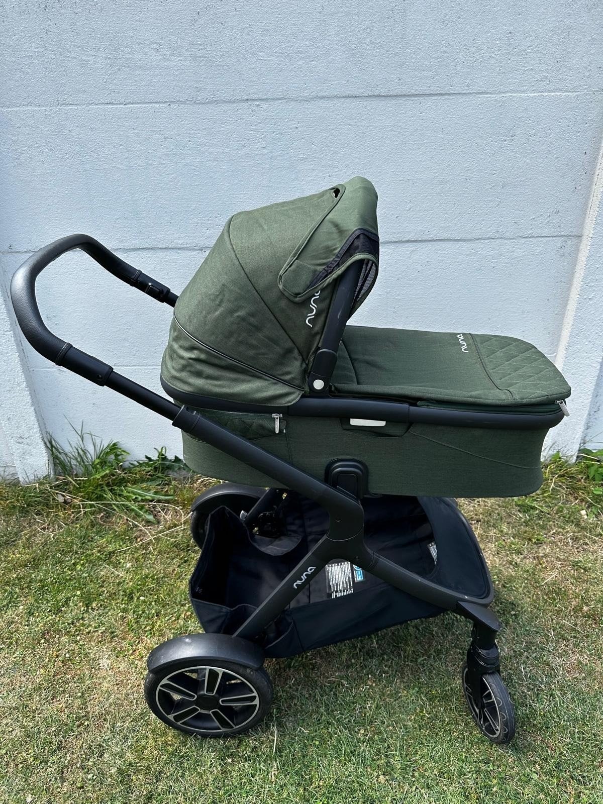 Groene buggy en kinderwagen: Merk Demi grow Nuna, Kinderen en Baby's, Kinderwagens en Combinaties, Ophalen
