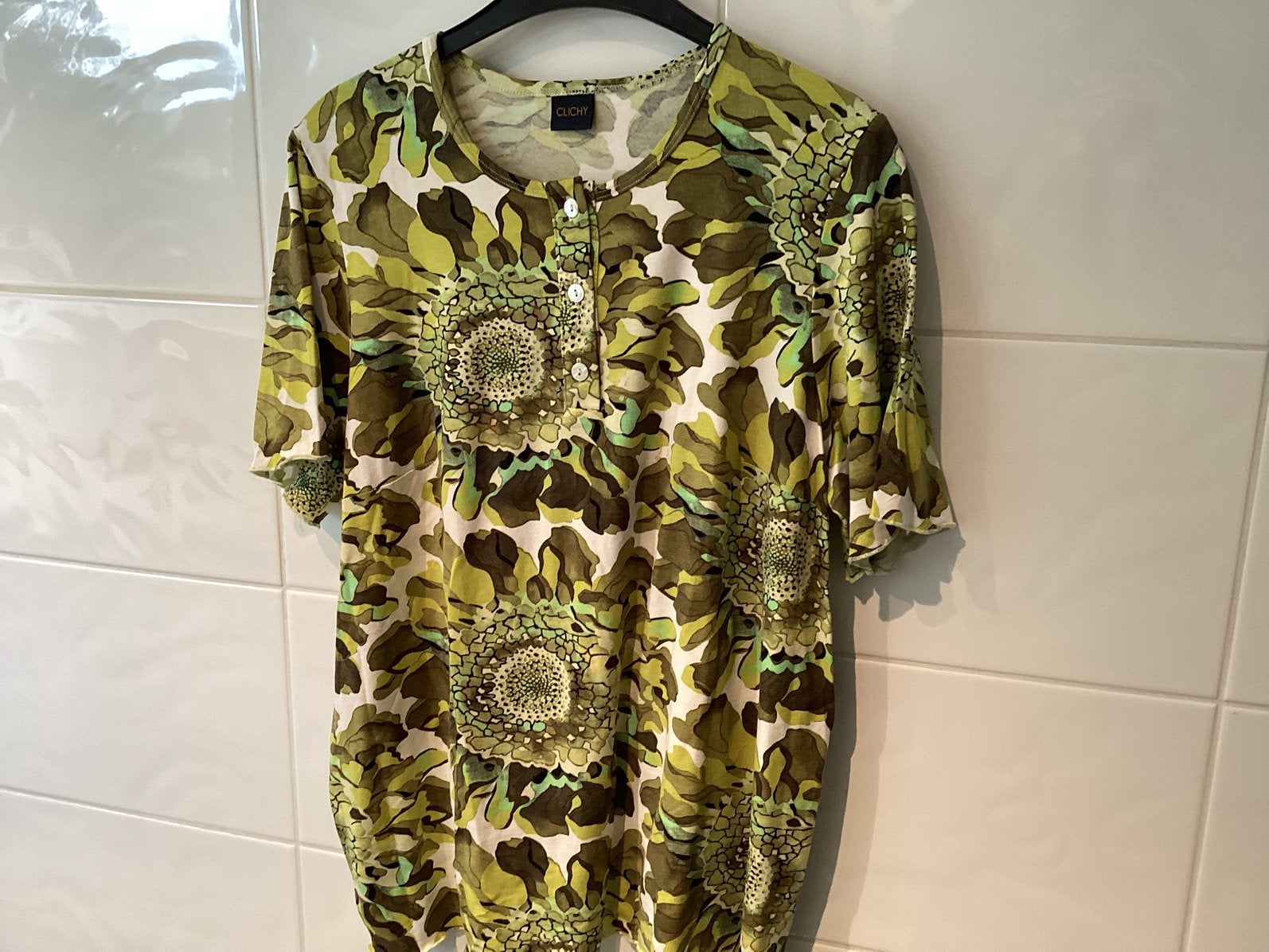 Gebloemde T shirt met knoopjes Clichy, Kleding | Dames, T-shirts, Clichy, Ophalen of Verzenden, Gedragen, Korte mouw