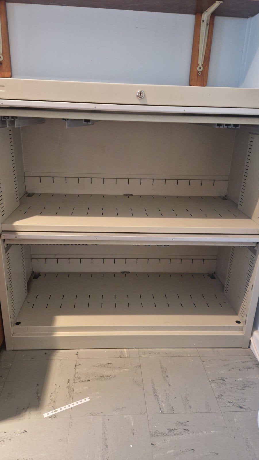 Armoire de bureau métallique à clapets escamotables / Meuble, Ophalen, Metaal