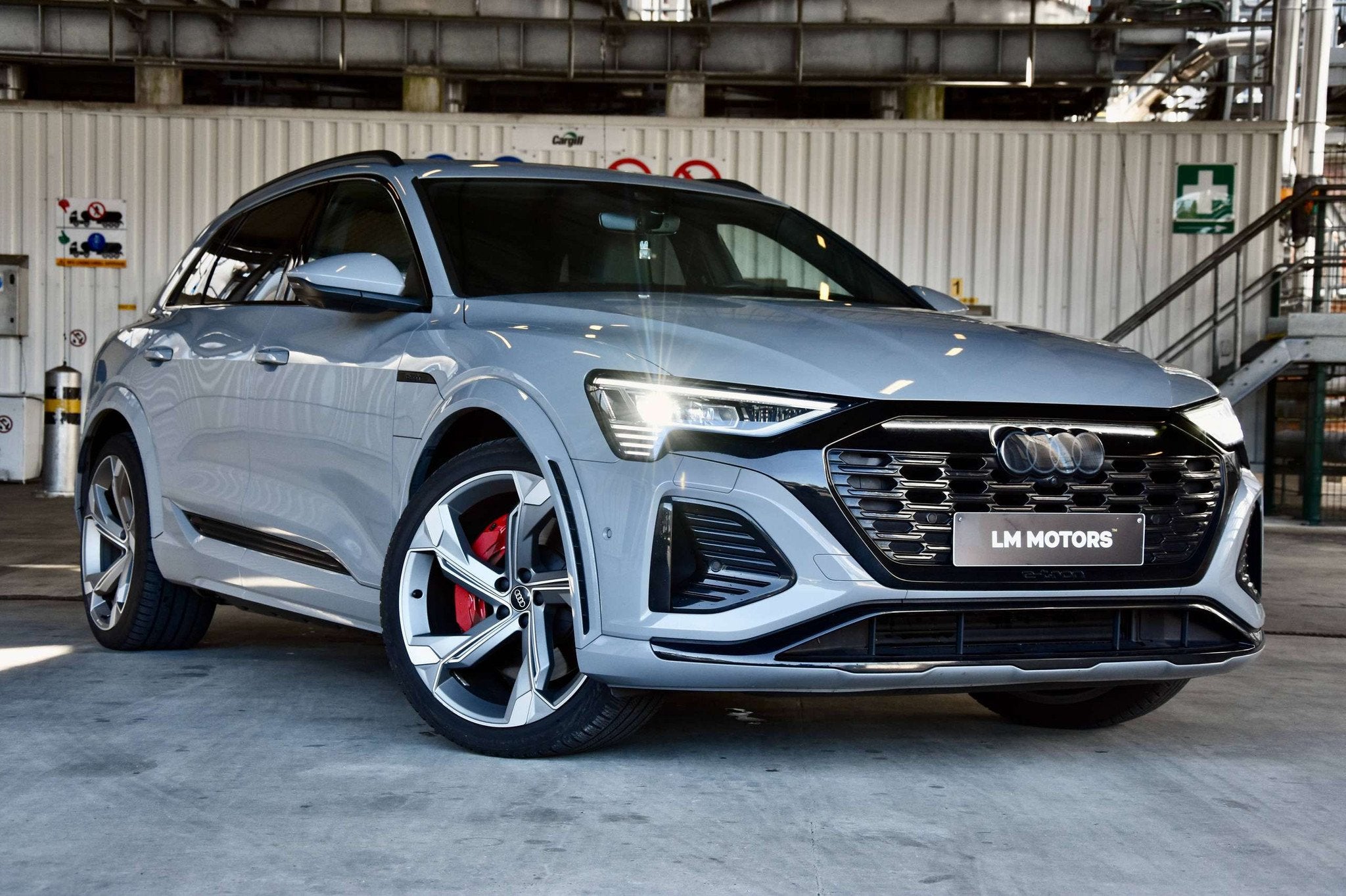 Audi SQ8 e-tron *FULL ELECTRIC* S-LINE * 503 PK * NARDO GREY, Automaat, Gebruikt, Zwart, 370 kW