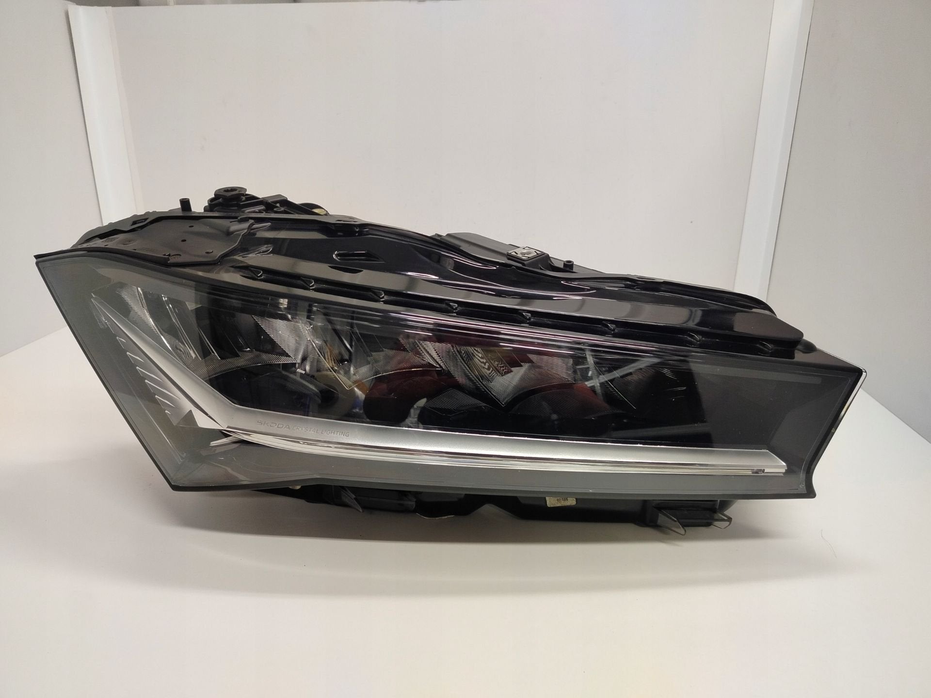 Phare droit Skoda Superb IV 3P1.941.016, Infoline@skoda-auto.cz, Tr. Vaclava Klementa 869
293 01  Mlada Boleslav, CZ, Utilisé