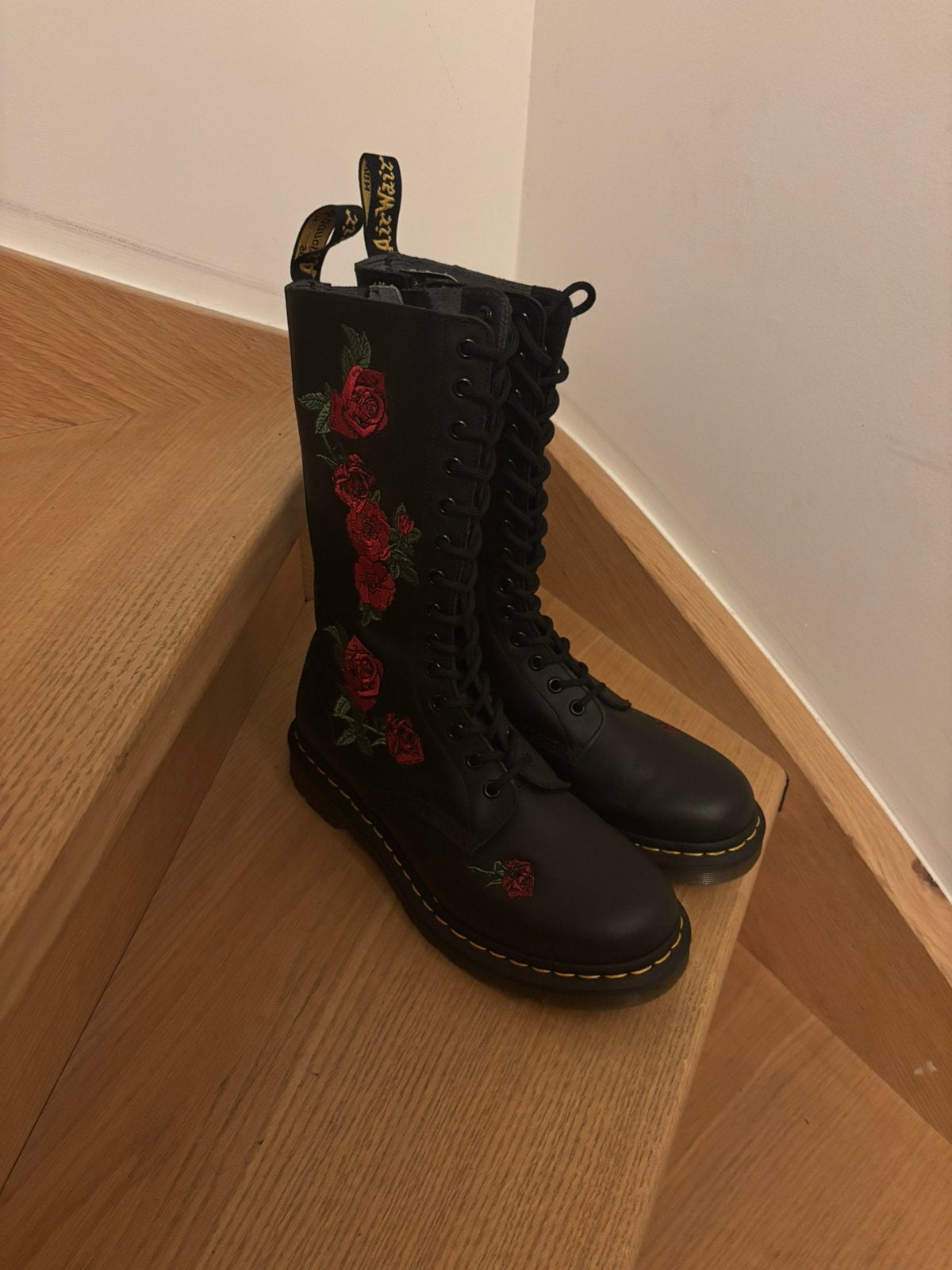 Dr. Martens boots met rozen maat 41, Kleding | Dames, Schoenen, Ophalen, Zo goed als nieuw