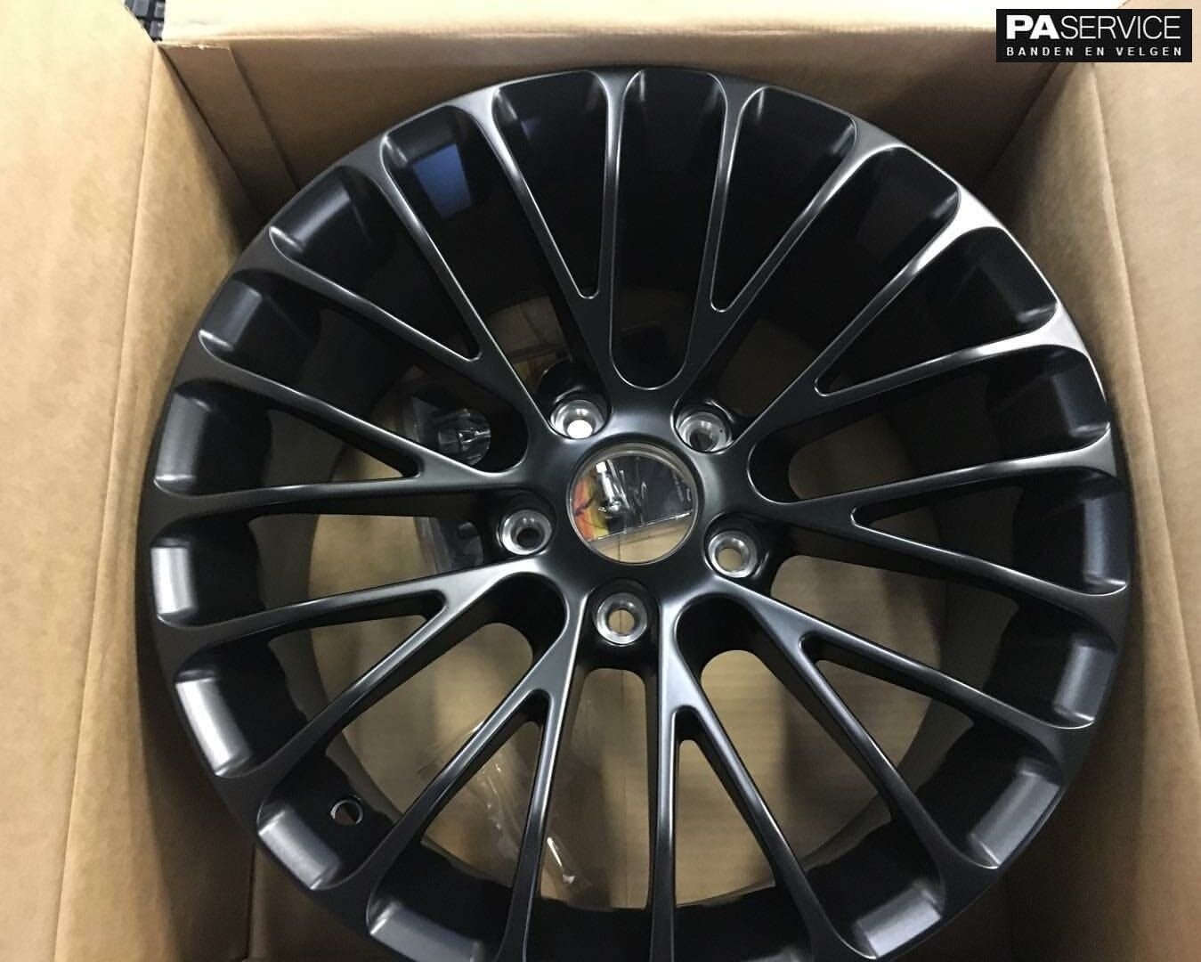 Nieuw 22 inch Land Rover Defender matzwart set incl Hankook, -, 285 mm, -, Banden en Velgen