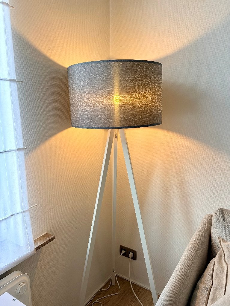 Scandinavische witte driepoot vloerlamp H 160 cm, Huis en Inrichting, Ophalen, Gebruikt, E27 (groot), Metaal