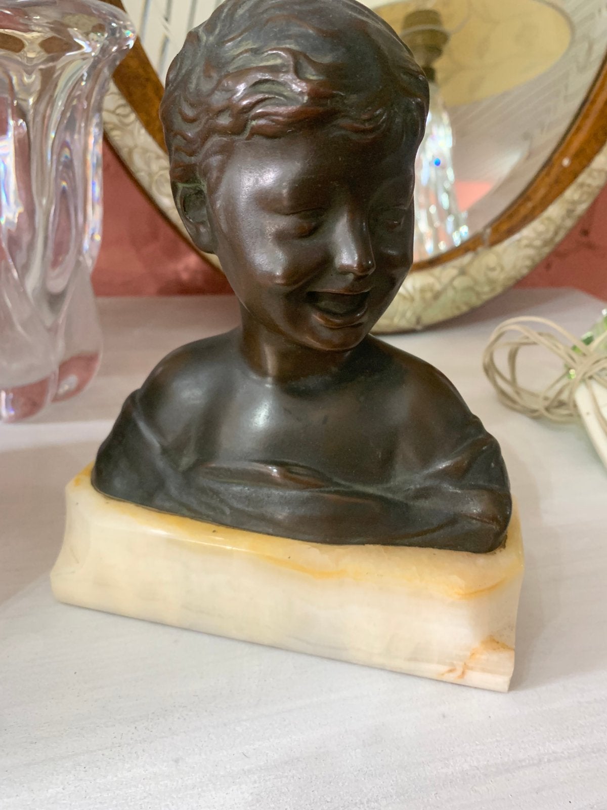 Statue vintage de enfant en bronze sur un socle en marbre, Enlèvement, Classique, Brons, Buste