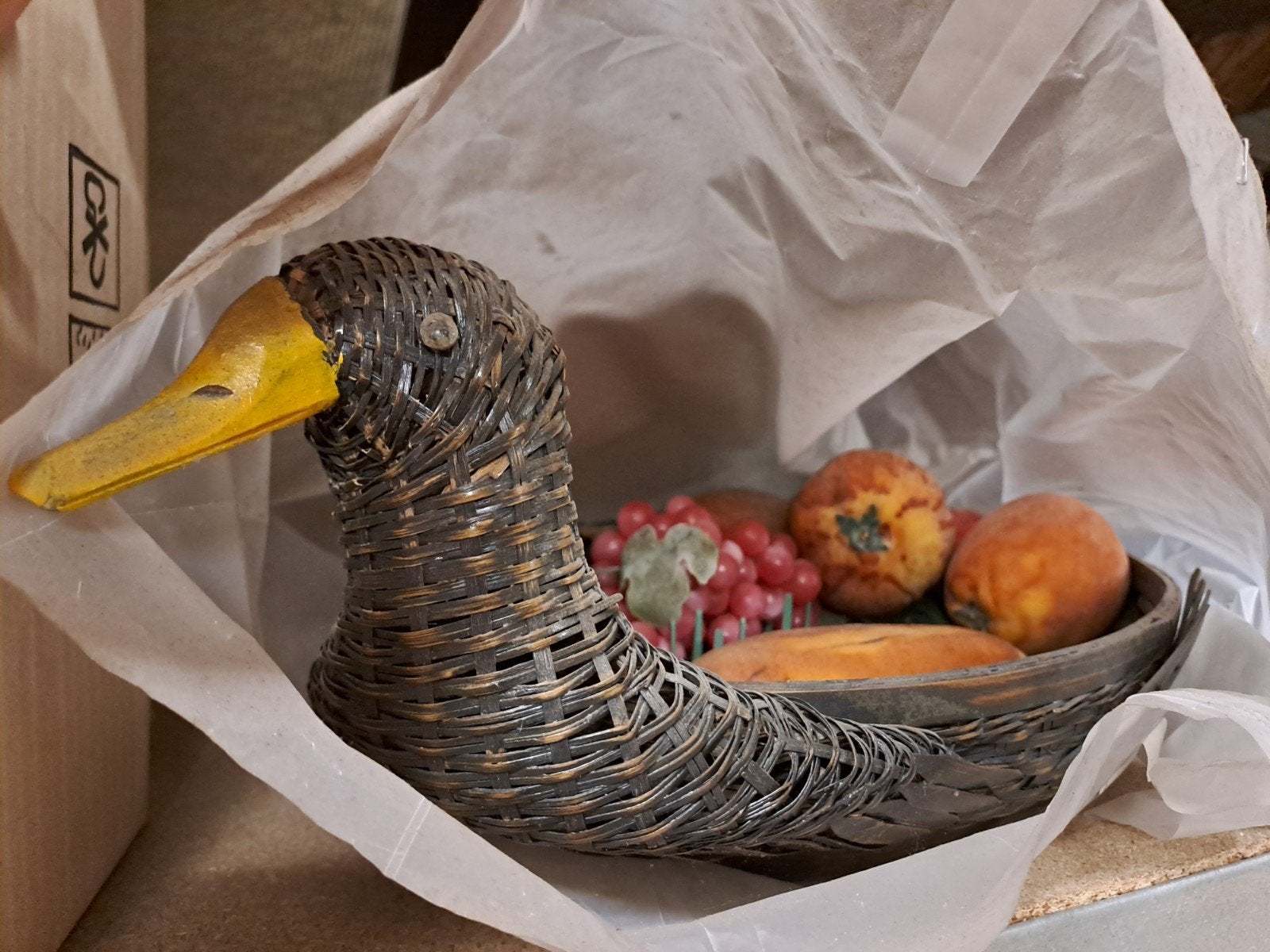 panier en osier (canard) avec fruits de décoration, style vi, Maison & Meubles, Neuf, Osier, Enlèvement, Panier