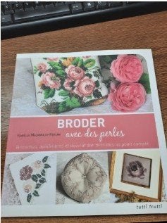 Livre - Broder avec des perles, Enlèvement ou Envoi, Comme neuf, Broderies à la main, Patron