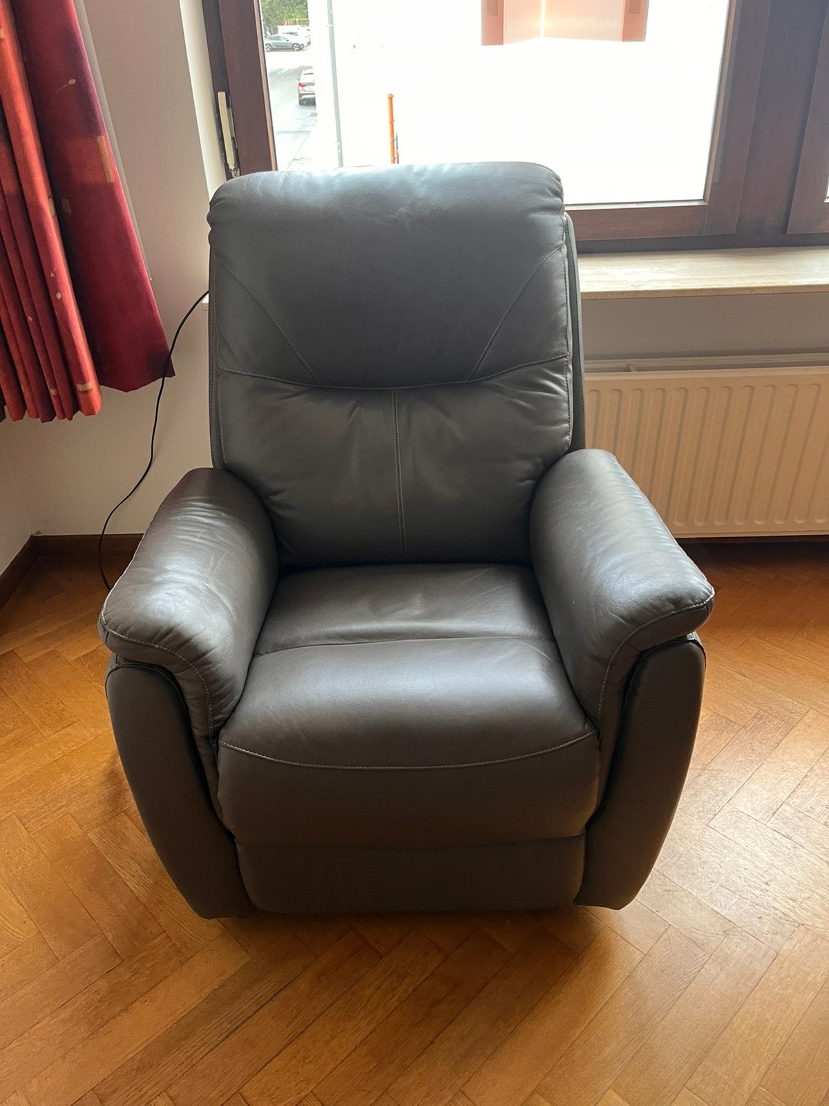 Elektrische relaxzetel – donkerbruin-grijs synthetisch leder, Huis en Inrichting, Ophalen, Kunststof, Gebruikt, 75 tot 100 cm