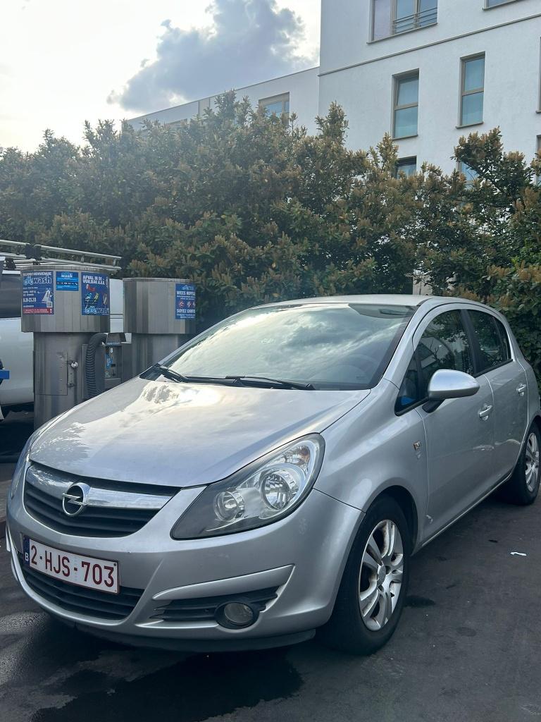 Opel Corsa 1.2 Benzine Automaat (2010), Auto's, Opel, Zwart, 4 cilinders, Leder en Stof, Beige