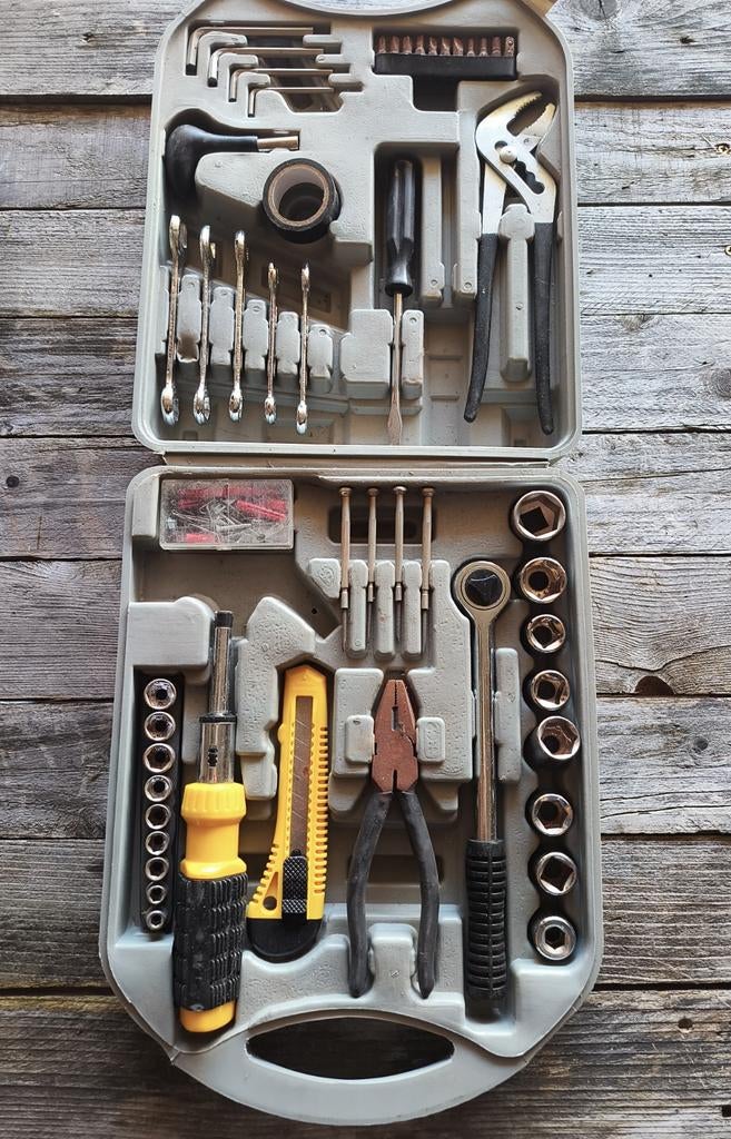 Valise à outils avec contenu — set (2 pièces manquantes), ma, Enlèvement, Comme neuf
