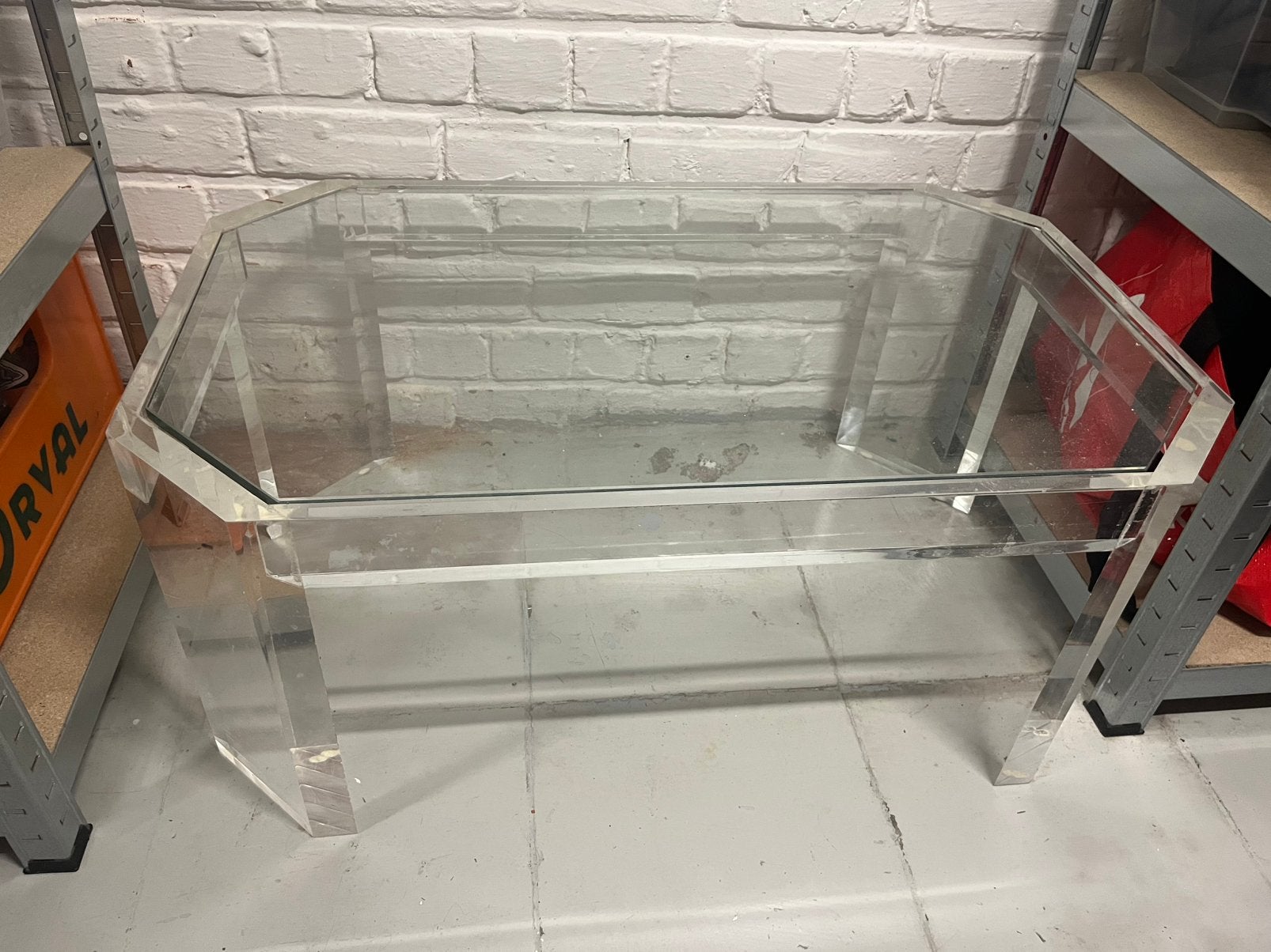 Table basse vintage plexiglas massif et verre, design 70’, Huis en Inrichting, Tafels | Salontafels, Ophalen, Glas