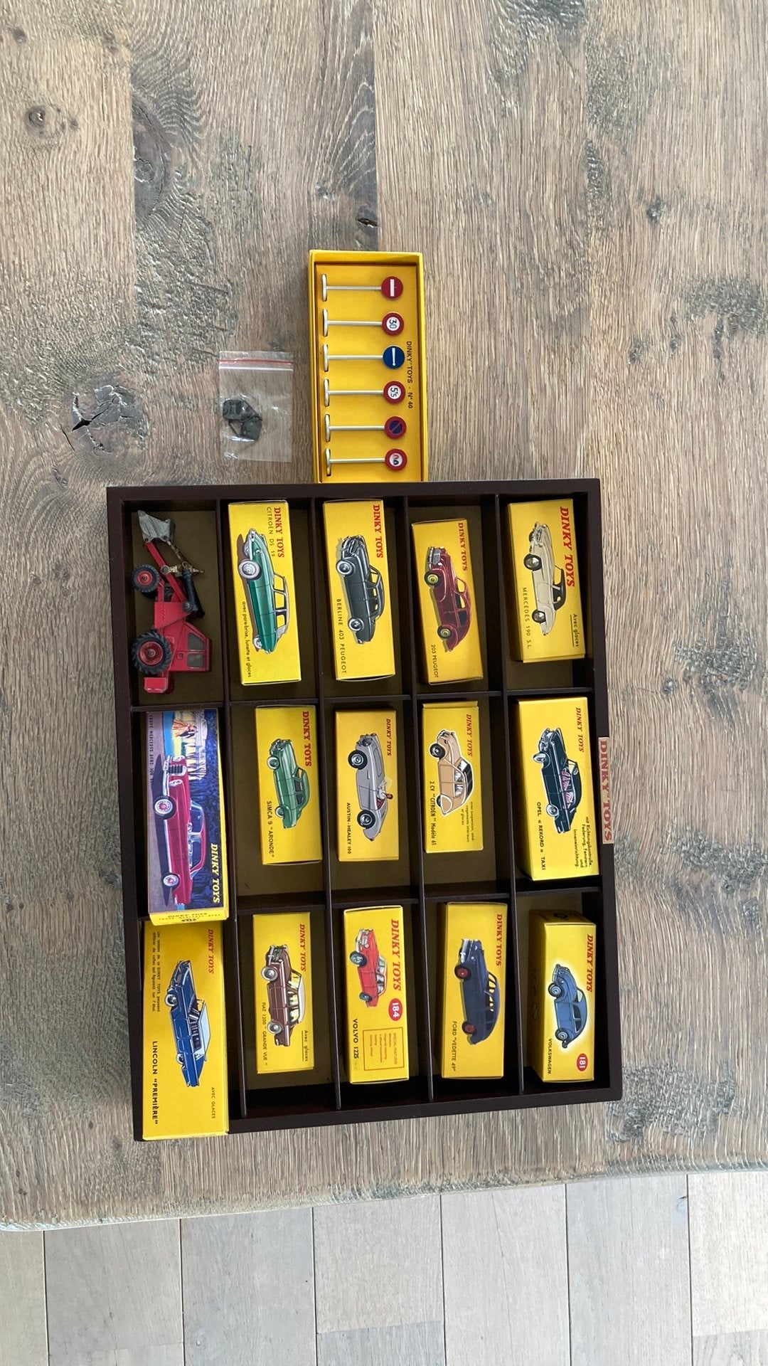 Dinky Toys verzameling + Kijkkast + Verkeersborden, Hobby en Vrije tijd, Gezelschapsspellen | Overige, Ophalen, Nieuw