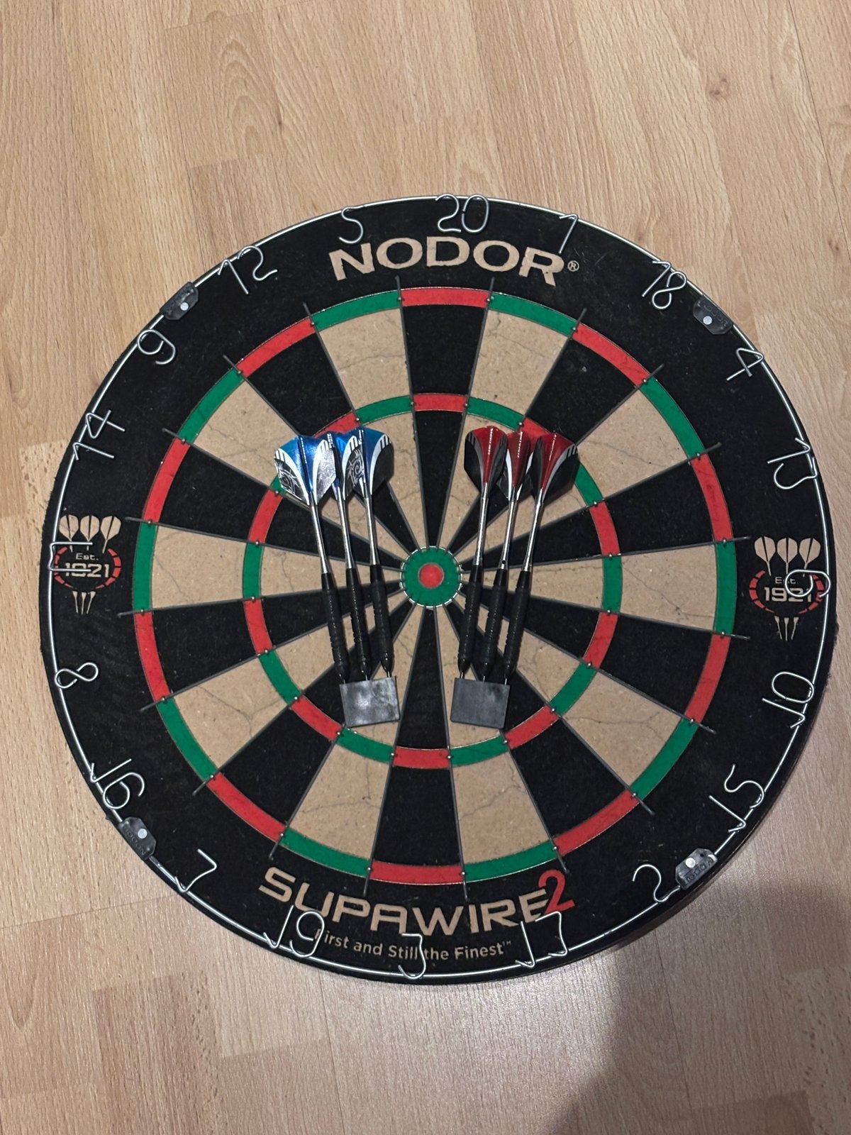 Nodor Supawire 2 dartbord + 6 darts weinig gebruikt, Sport en Fitness, Ophalen, Zo goed als nieuw, Dartbord