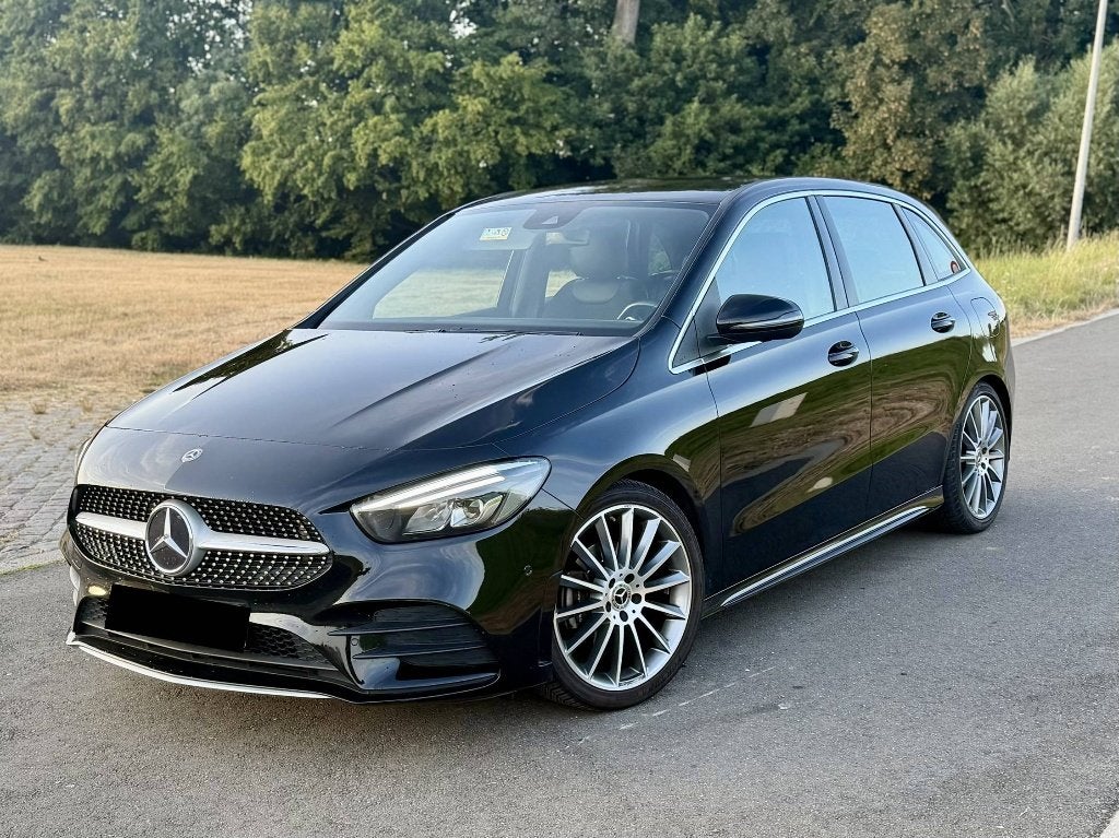 Mercedes B180 AMG 2020 136PK AMG pakket Garantie Automaat, Auto's, Leder en Stof, Zwart, Lichtsensor, Bedrijf