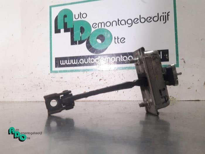 Butée 4portes arrière gauche d'un Opel Corsa (Corsa D 07-), -, Opel, 3 mois de garantie, Utilisé