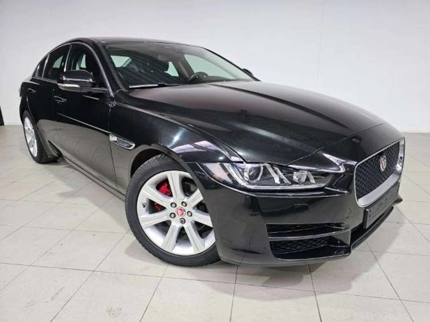 Jaguar XE XE 2.0 D Prestige (bj 2015, automaat), Auto's, Automaat, 4 deurs, 4 cilinders, 2135 kg