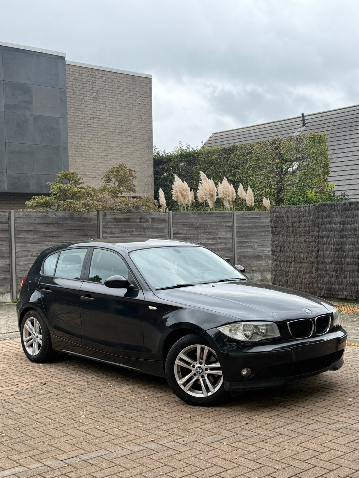 BMW 1 serie benzine 5d airco gekeurd voor verkoop, Auto's, Zwart, Particulier, Verwarmde buitenspiegels, Euro 4