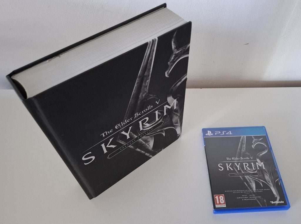 Skyrim Special Edition + Special Edition Book, Avontuur en Actie, RetroGamed, Ophalen of Verzenden, Zo goed als nieuw