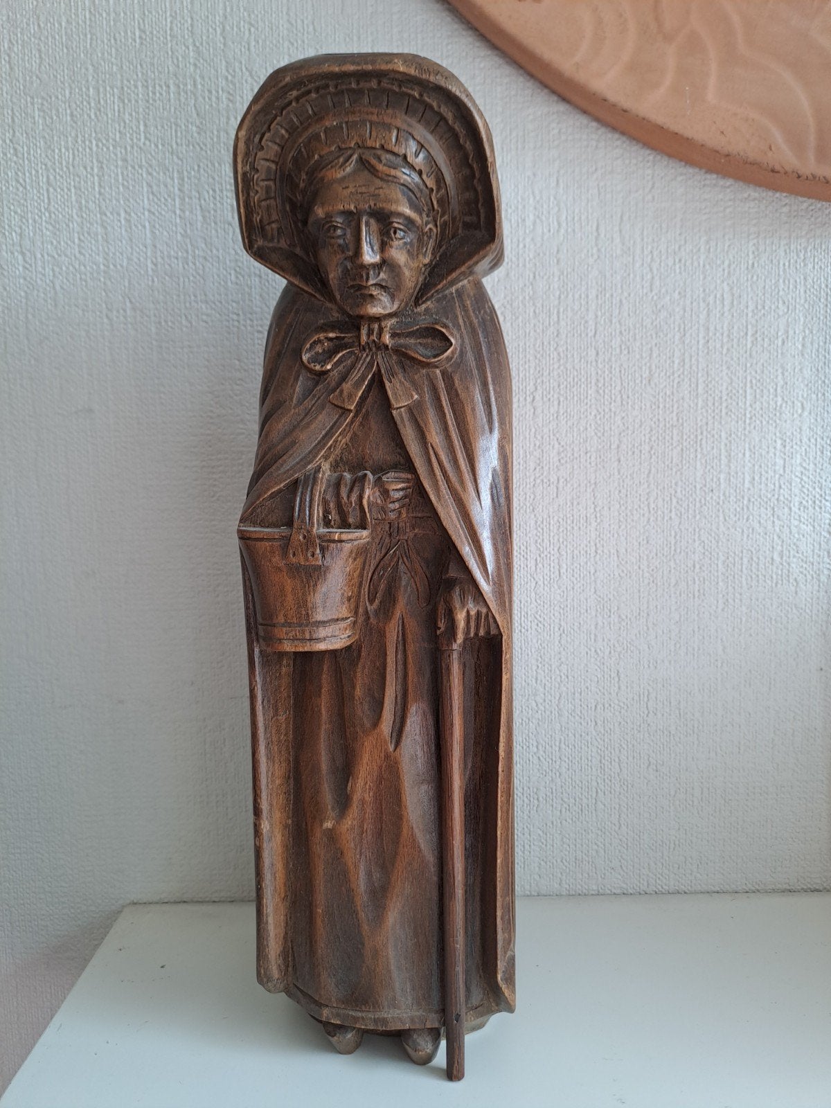 Eikenhouten beeld, brugse vrouw, 35cm hgte, Ophalen of Verzenden