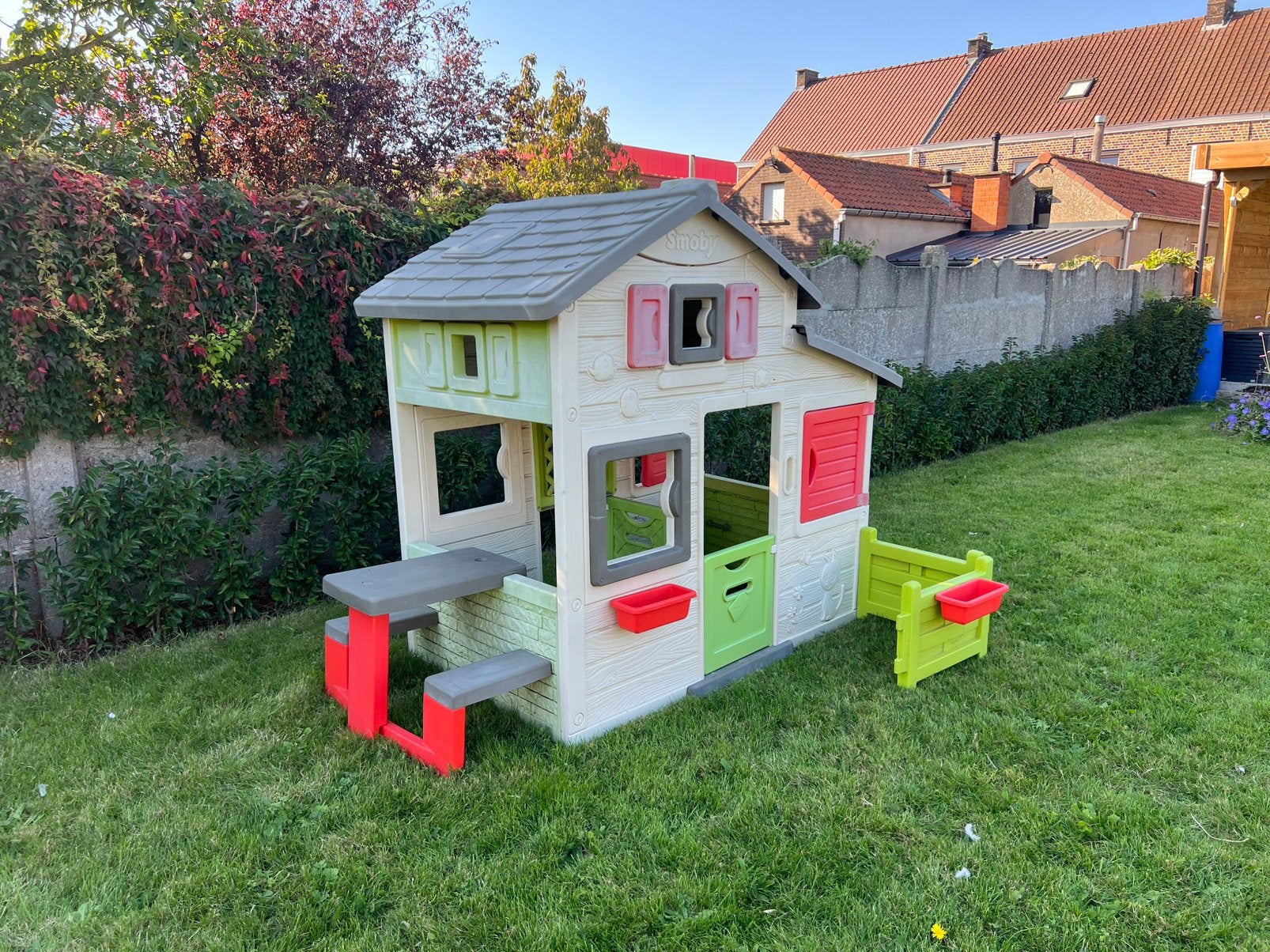 Smoby speelhuisje met picnickbank en bloembakken, Ophalen, Gebruikt