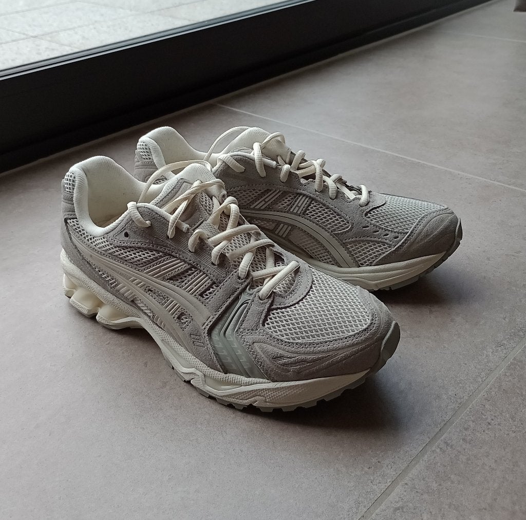 Asics Gel-Kayano 14 - White Sage/Smoke Grey • Maat 42,5, Vêtements | Hommes, Chaussures, Enlèvement ou Envoi, Autres couleurs