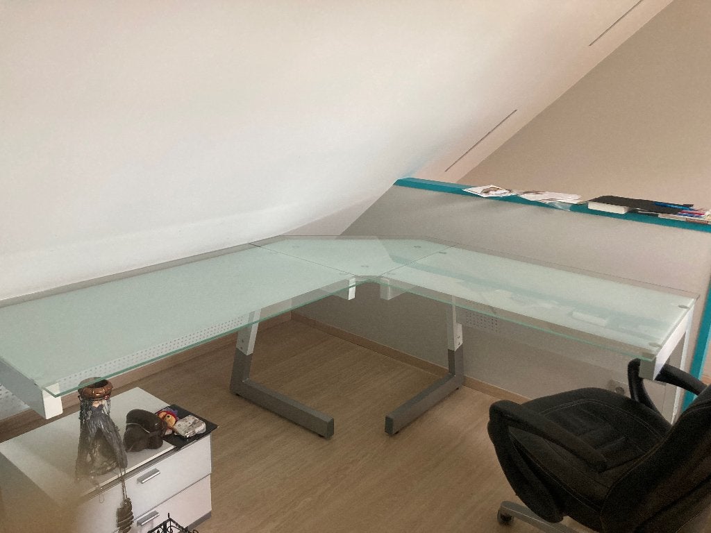 Bureau met glazen blad en stalen poten, Huis en Inrichting, Ophalen, Zo goed als nieuw, Hoekbureau