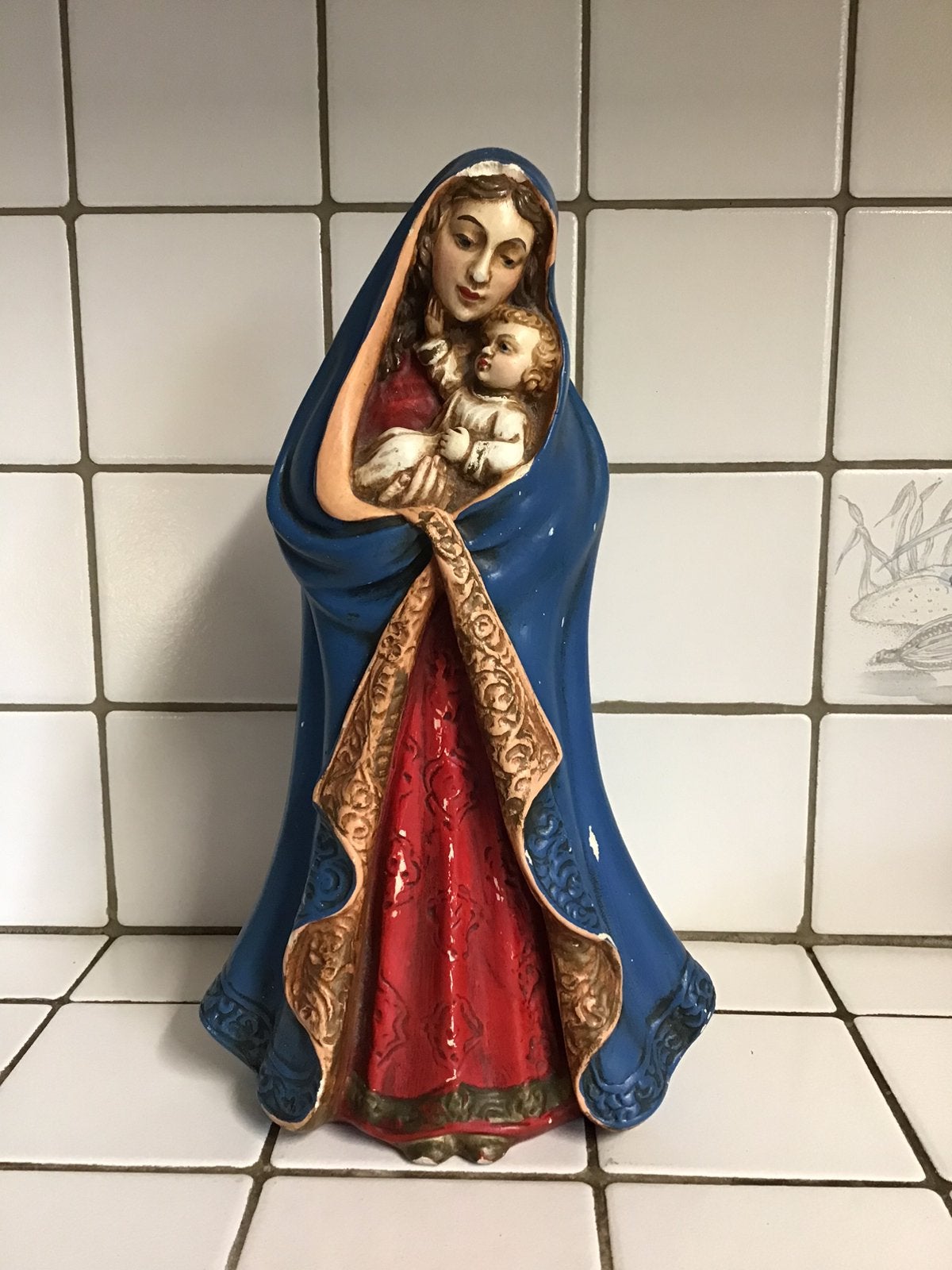 Ancienne statue en plâtre de Mary Guelfi, Enlèvement ou Envoi