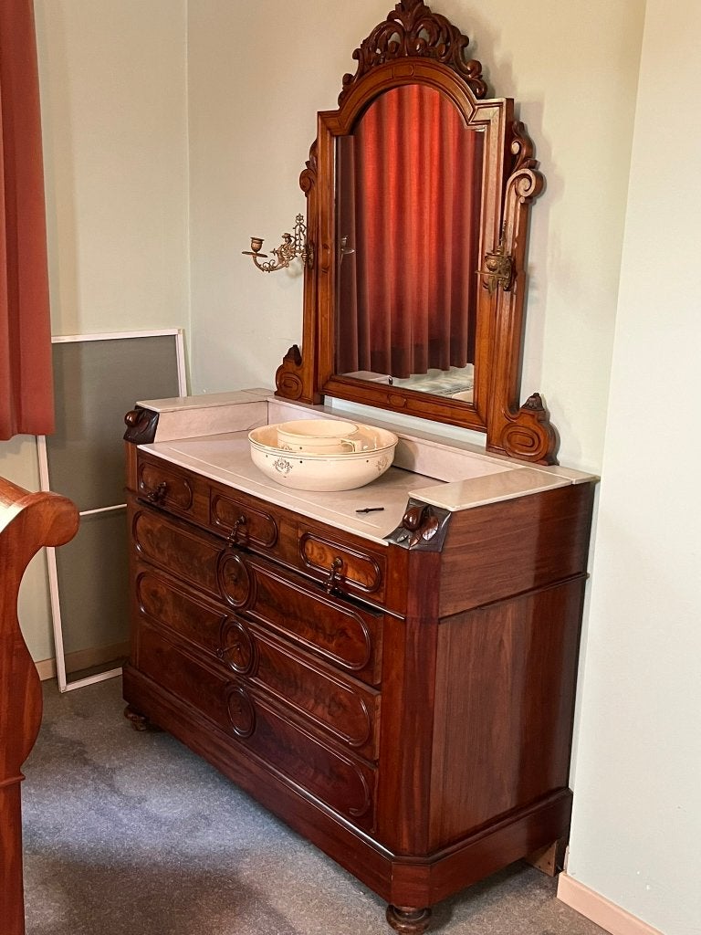 Antiek slaapkamer met toilettafel en twijfelaar, Enlèvement