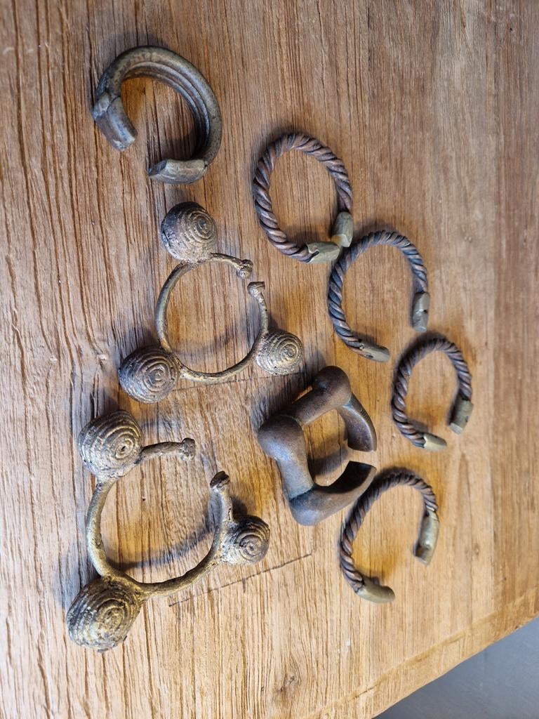 Lot van 8 Afrikaanse bronzen armbanden, Ophalen of Verzenden