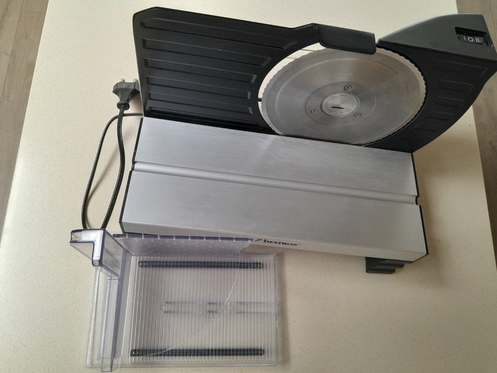 Snijmachine voor voedingsmiddelen. BESTRON 150W. ZGST., Elektronische apparatuur, Ophalen, Zo goed als nieuw