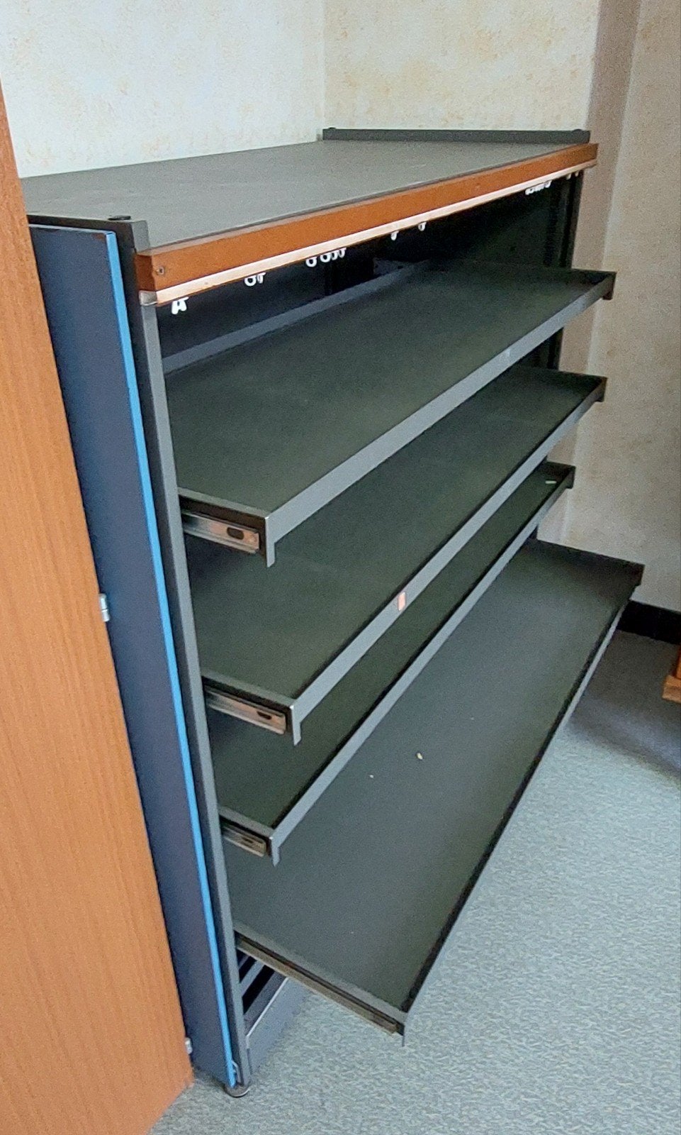 Armoire industrielle avec étagères coulissantes, 100 à 150 cm, Utilisé, 100 à 150 cm, Métal