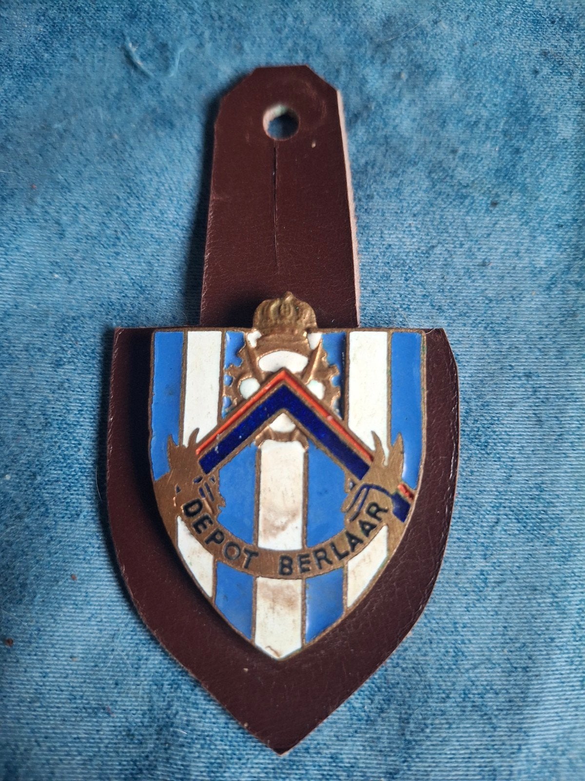 Borsthanger, Verzenden