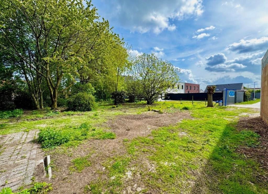 Grand terrain à bâtir ( 18 m)idéal pour la maison familiale