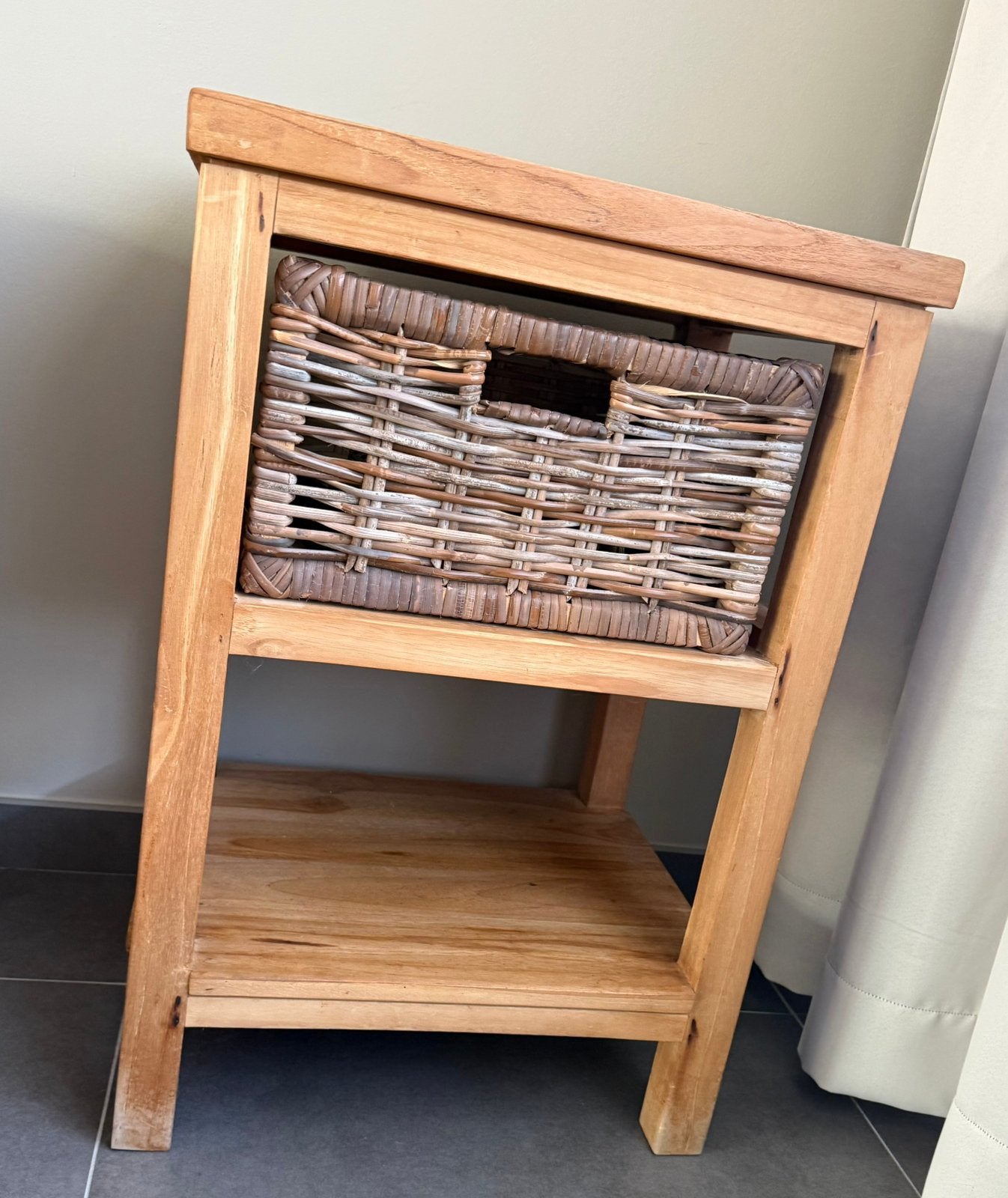 Bijzet tafel teak met rieten mand, Enlèvement, Comme neuf