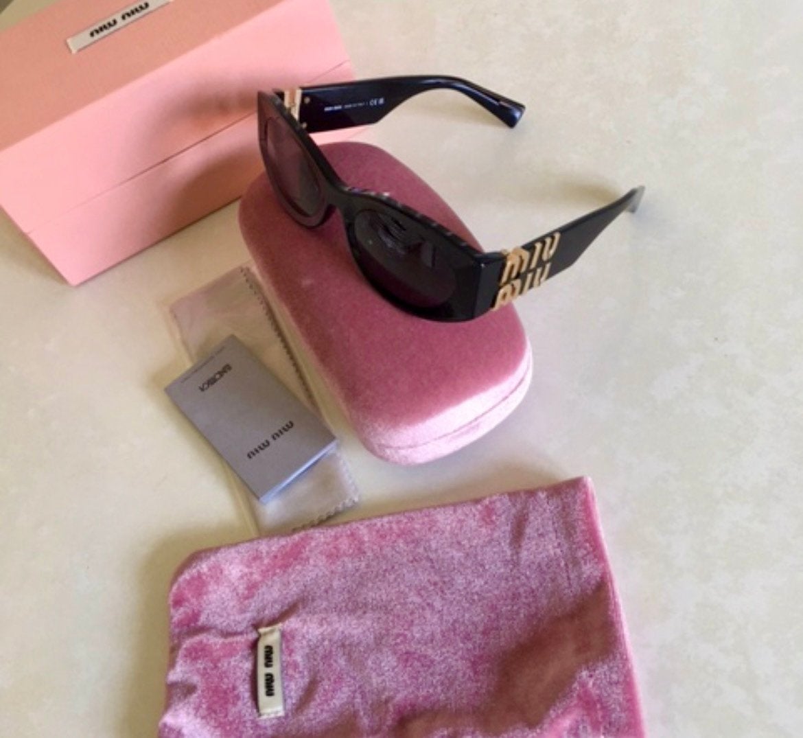 Miu miu zonnebril voor dames, Ophalen of Verzenden, Zo goed als nieuw, Zonnebril