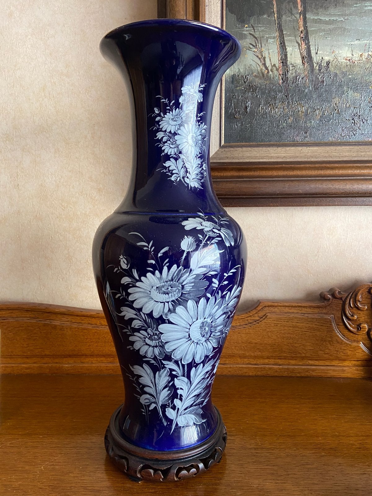 Mooie 2 blauwe vazen op voet met witte bloemen, per stuk, Antiquités & Art, Enlèvement ou Envoi