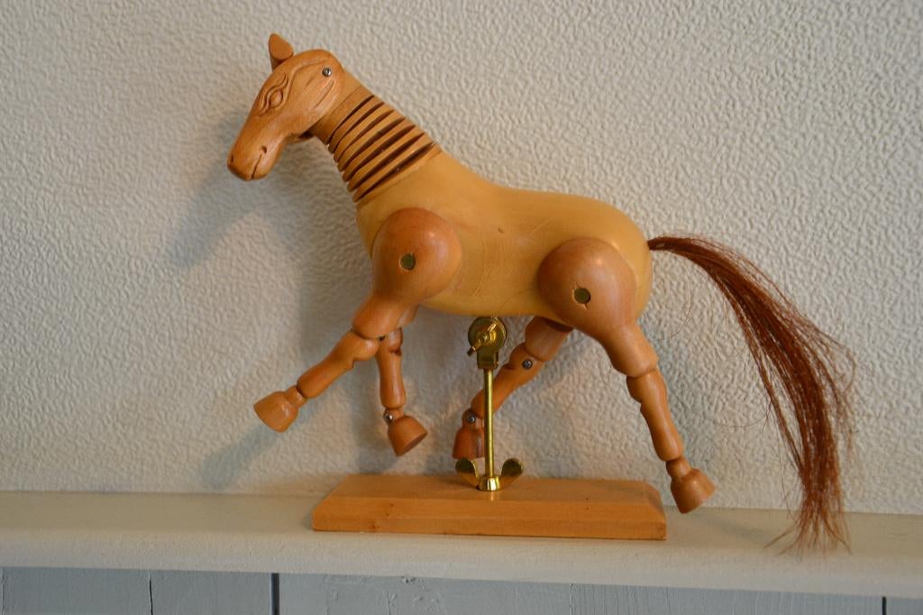 Tekenmodel ledenpop van een paard, Ophalen
