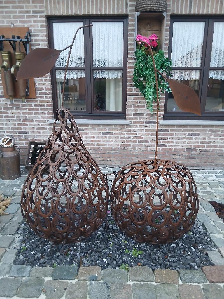kunstwerk , gemaakt uit hoefijzers ( vogel , peer , appel ), Enlèvement