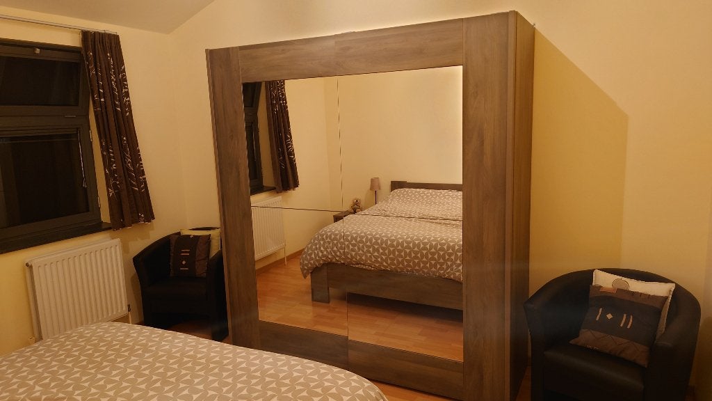 Armoire spacieuse avec 2 portes coulissantes en miroir, Maison & Meubles, 200 cm ou plus, Enlèvement, Utilisé, 200 cm ou plus