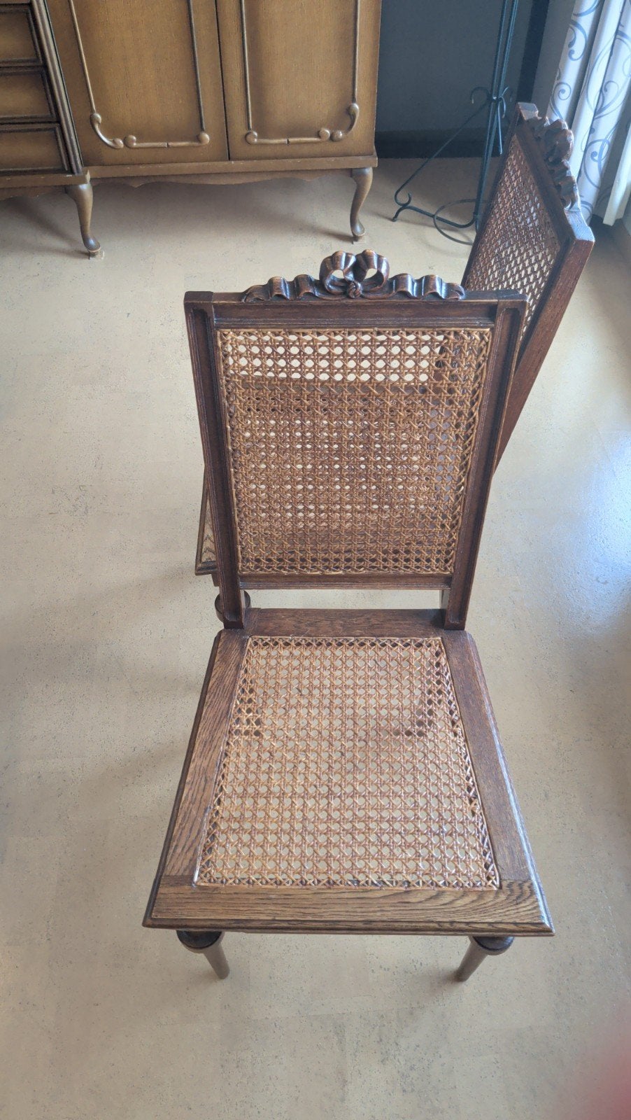 2 antieke stoelen met rieten zitvlak, Ophalen