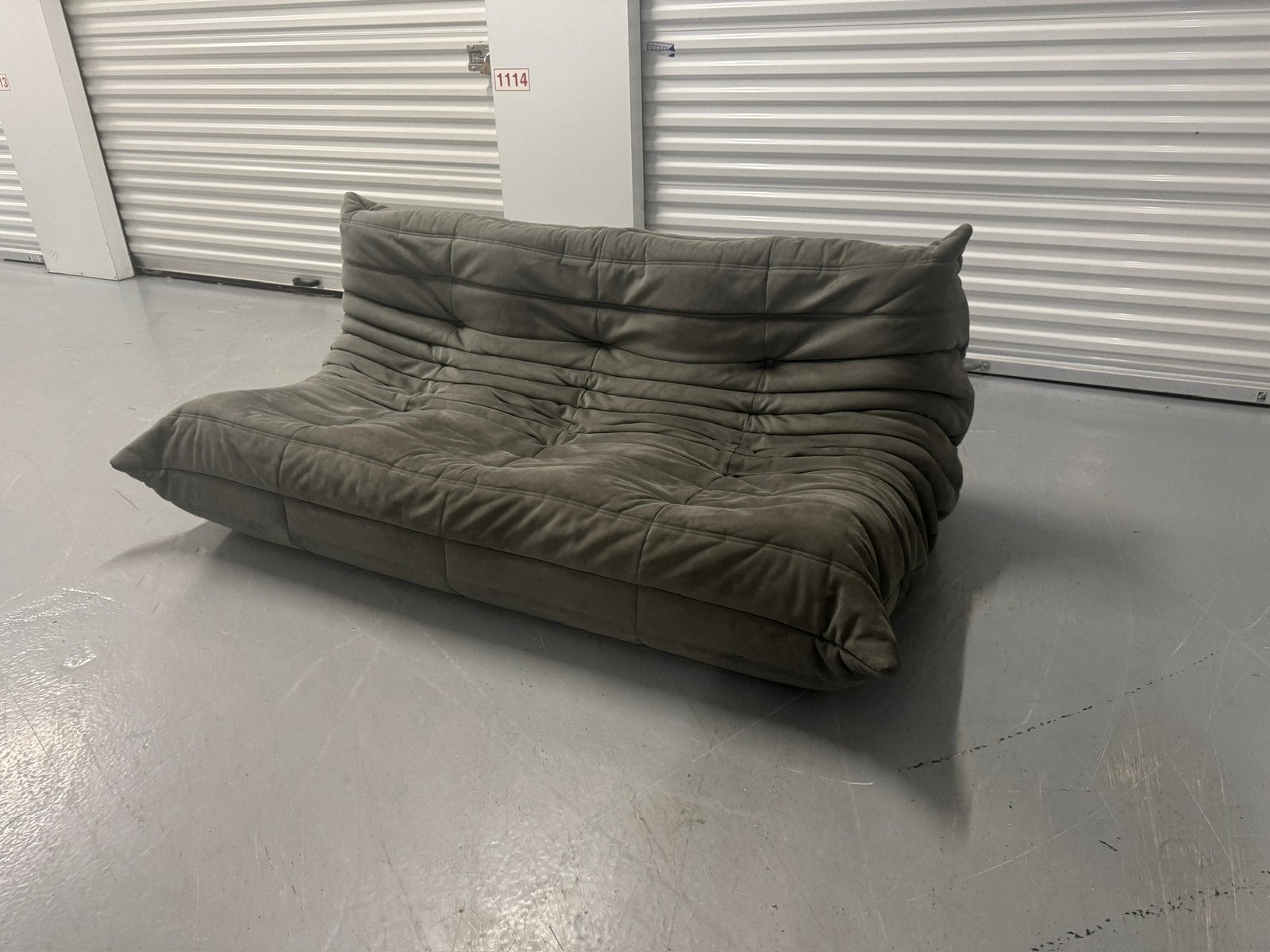Togo ligne roset alcantara couleur taupe -Livraison possible, Maison & Meubles, Enlèvement ou Envoi, Comme neuf