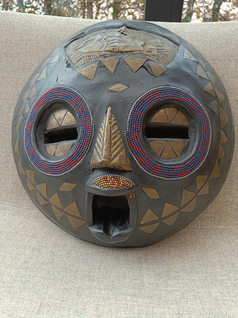 Groot oud Afrikaans masker in hout, koper en pareltjes., Antiek en Kunst, Ophalen of Verzenden