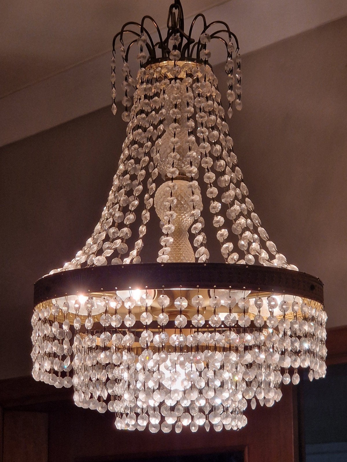 Kristallen kroonluchter met goudkleurige basis, Antiek en Kunst, Ophalen