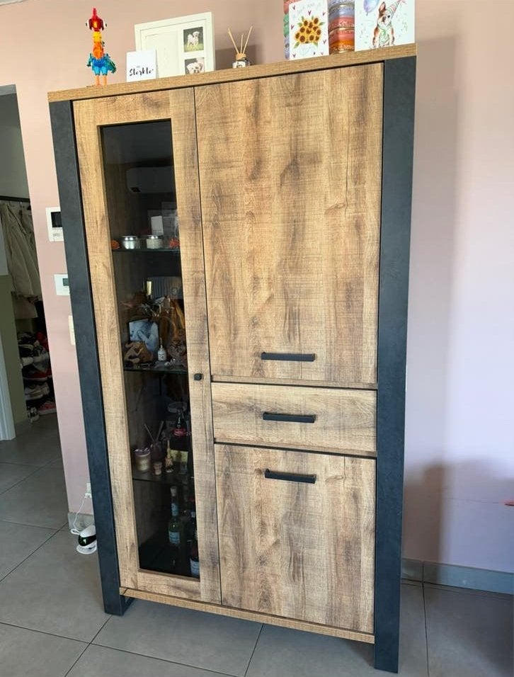 Vitrine kast Weba, Enlèvement