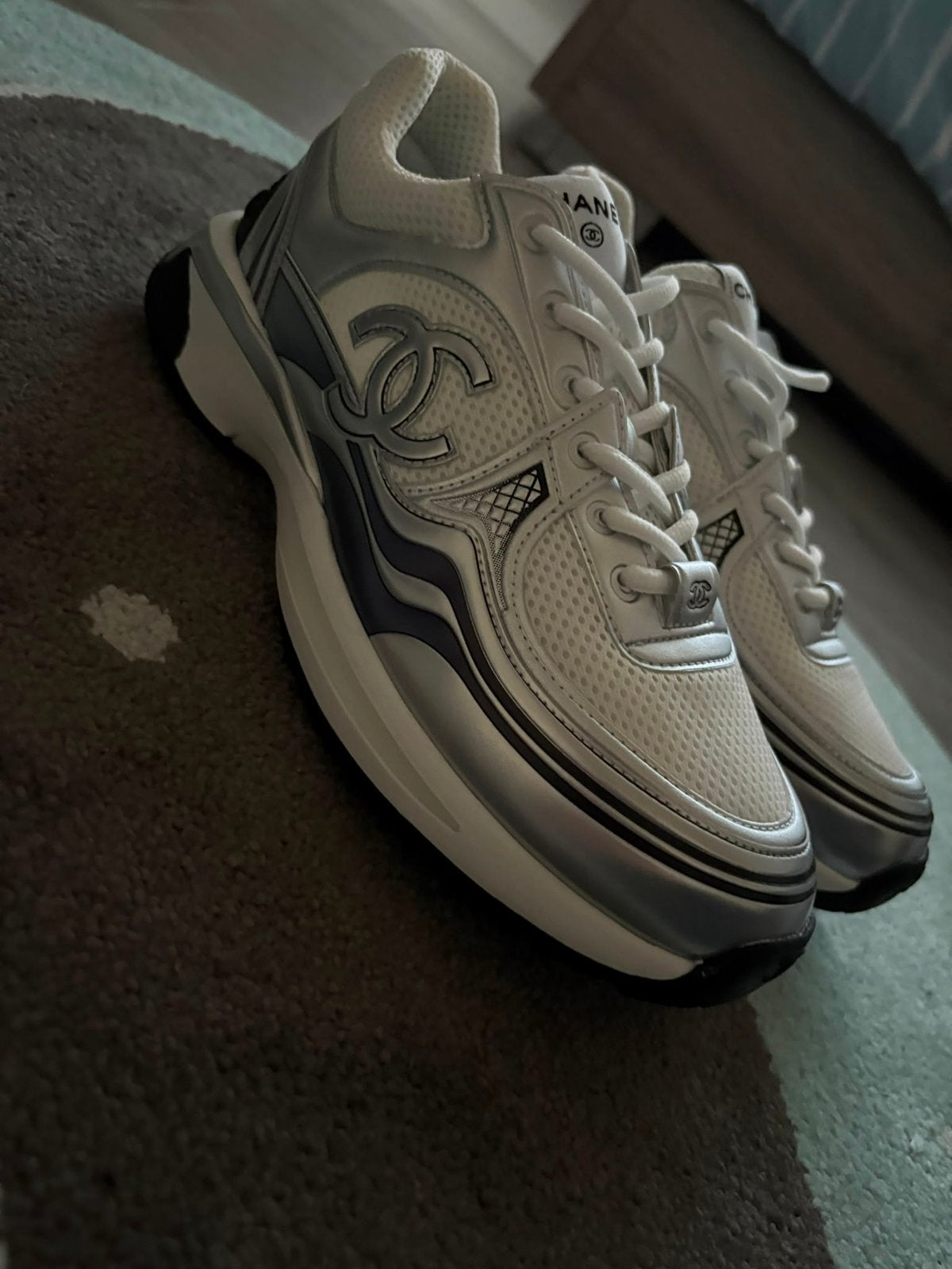 Chaussures Channel, Enlèvement ou Envoi, Comme neuf, Blanc, Baskets