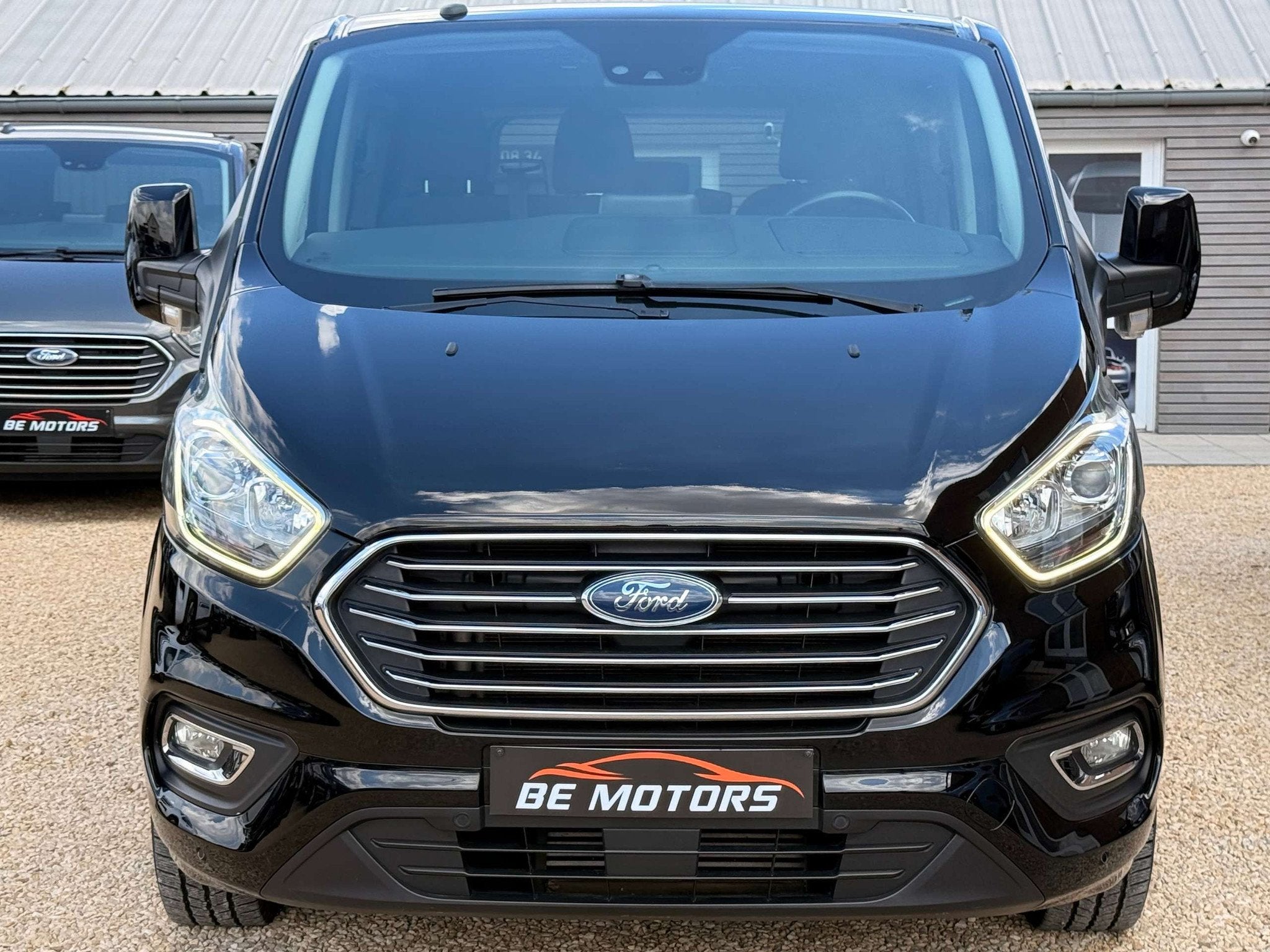Ford Tourneo Custom 2.0 TDCI 131 CV 9 PLACES LONG CHASSIS BO, Auto's, Voorwielaandrijving, Bi-Xenon koplampen, 4 cilinders, Zwart