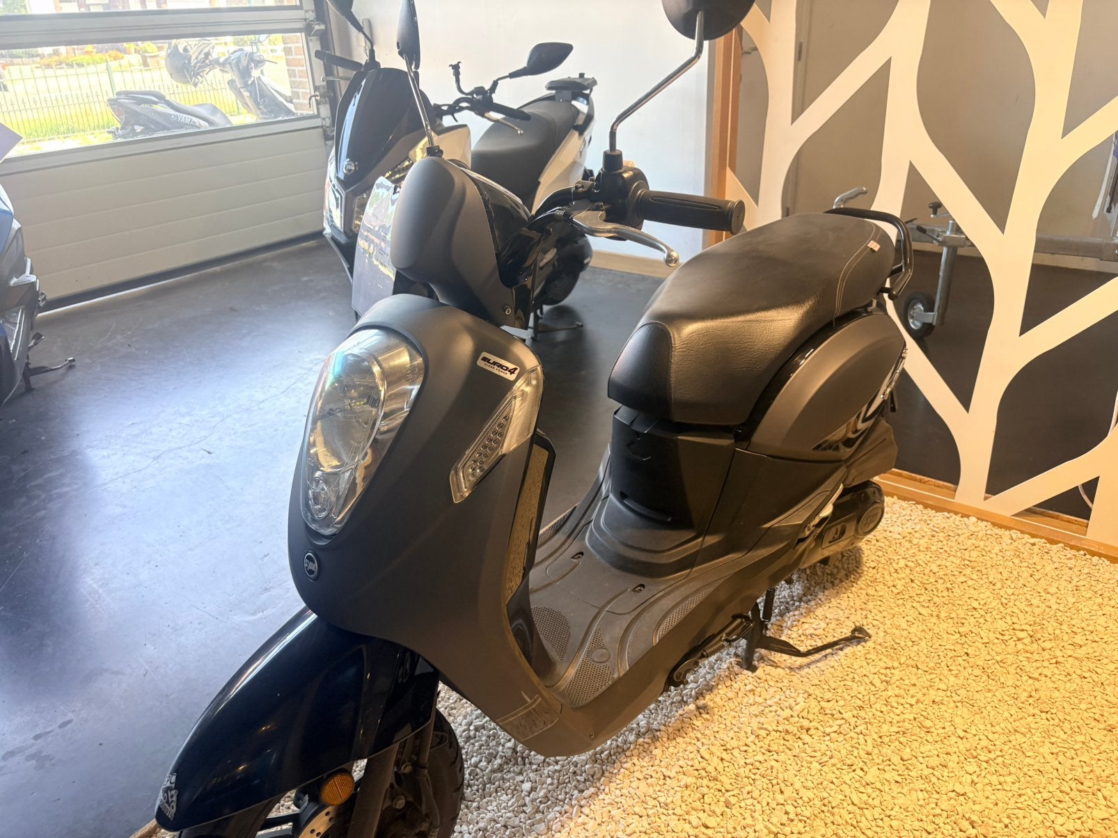 Tal van 2de hands scooters in onze showroom, Fietsen en Brommers, Ophalen, Mako scoot en fietsen, Makoscootenfietsen@deinkom.be
