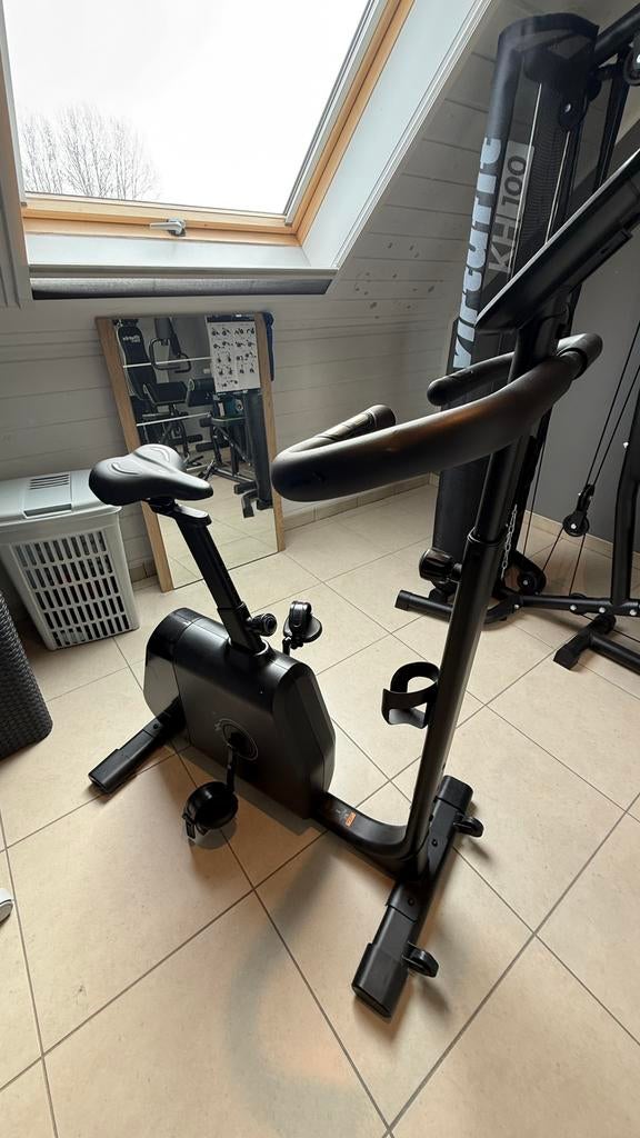 DOMYOS Hometrainer met gemotoriseerde weerstand EB520 B, Enlèvement, Comme neuf, Dos, Vélo d'appartement