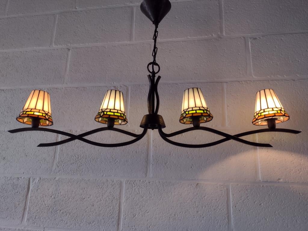 Hanglamp , smeedijzeren armen met Tiffany glazen kapjes., Enlèvement, Utilisé, Verre, Vintage look