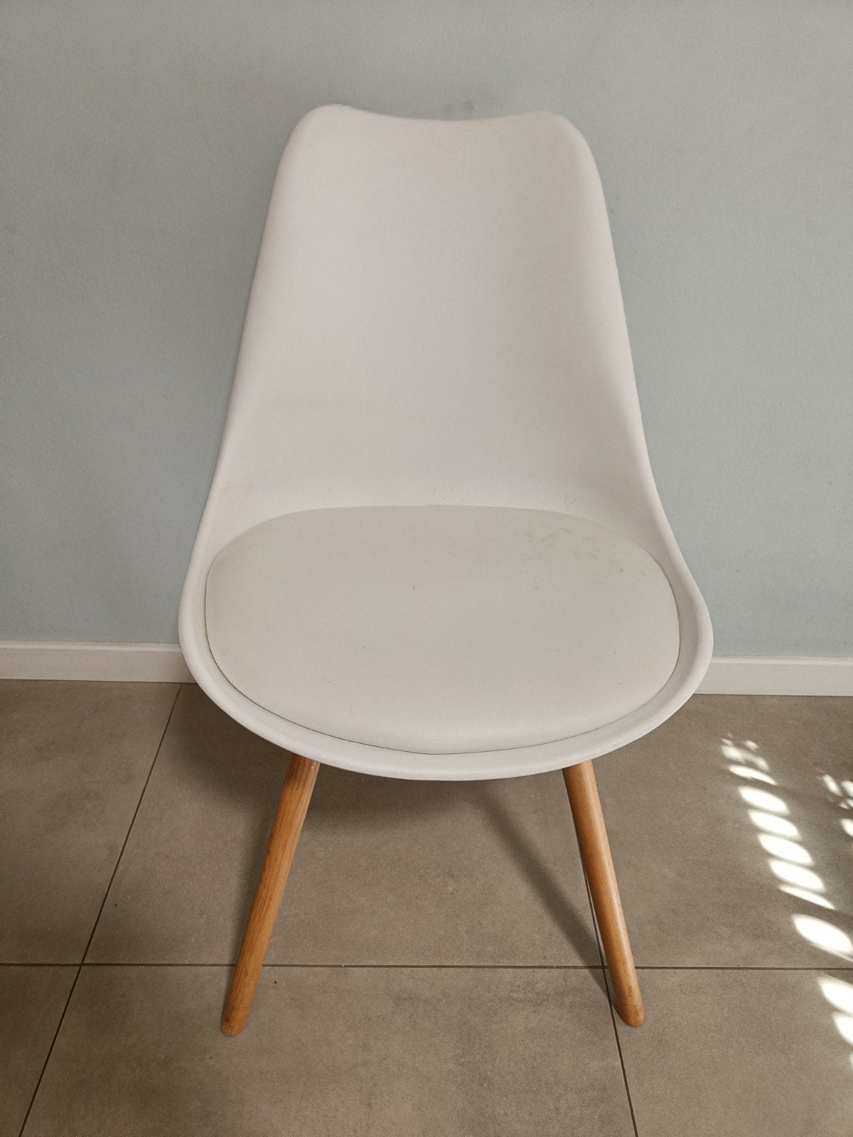 lot van 5 witte stoelen met houten poten, Ophalen